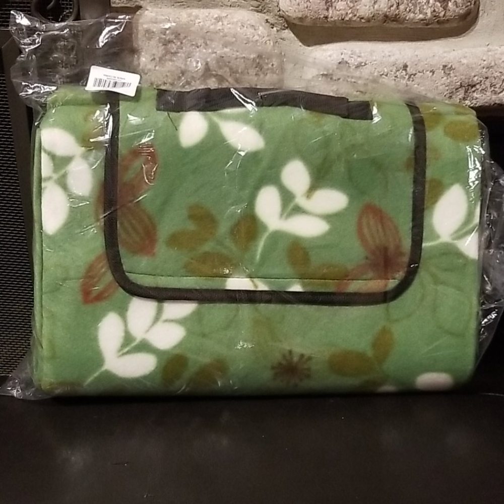 NEW 79"x59" Picnic Beach Blanket w/Waterproof Back